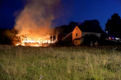 FLAMMENBILDER! Baracke in Vollbrand in Unterweissach - Rauchsaeule meterhoch ueber dem Ort